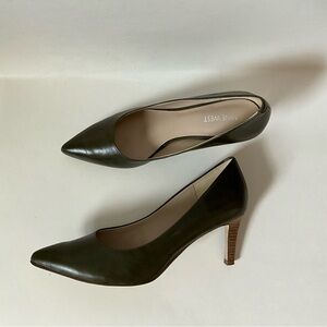 Nine West pumps olive green women’s size 9. Worn 2 times